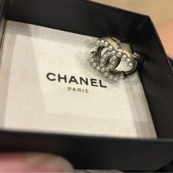 CHANEL silver tone Ring with Pearl Accents size 7 adjustable - Picture 4 of 8
